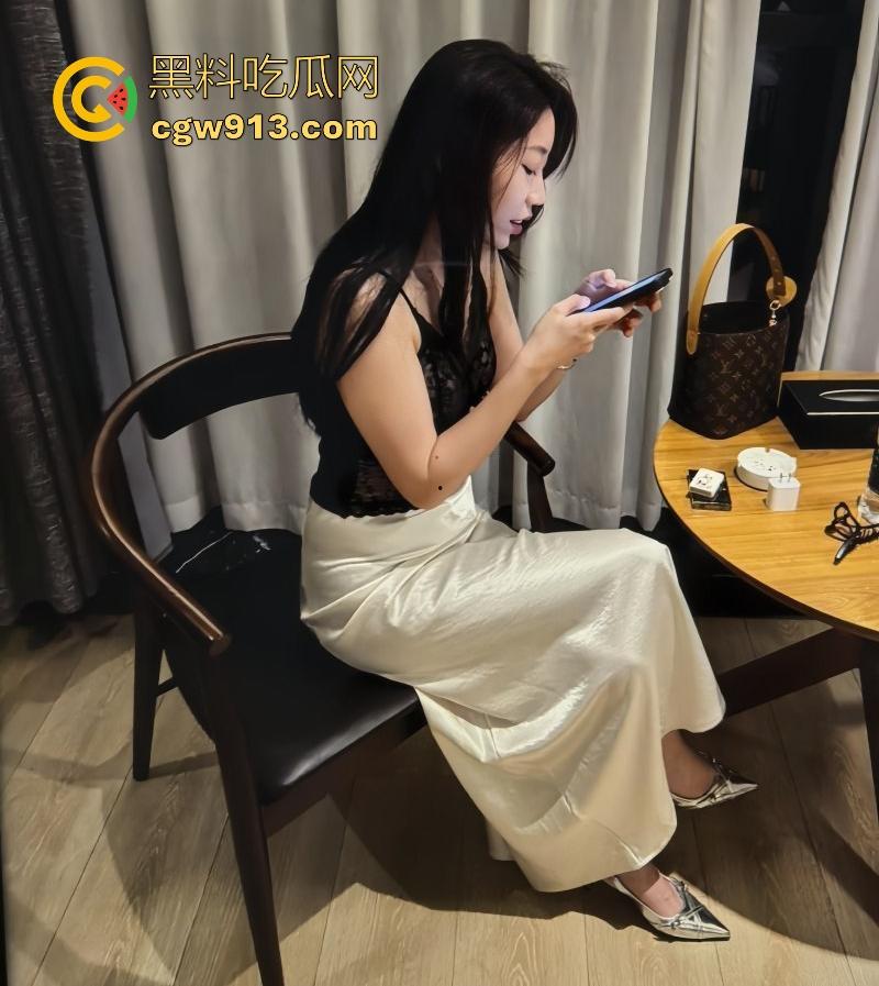 南京银行女职员【秦晓丹】酒店激情狂欢变换骚姿无套爆操，露脸深喉吞吐，成熟女人的魅力挡都挡不住！-1