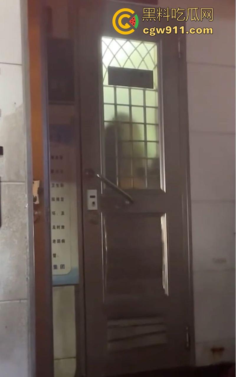 广州深夜公共厕所男女激战正酣，被警察敲门围堵，厕所抬出位非洲女人，过程中竟还有醉鬼寻衅挑事，果然是大城市！-7