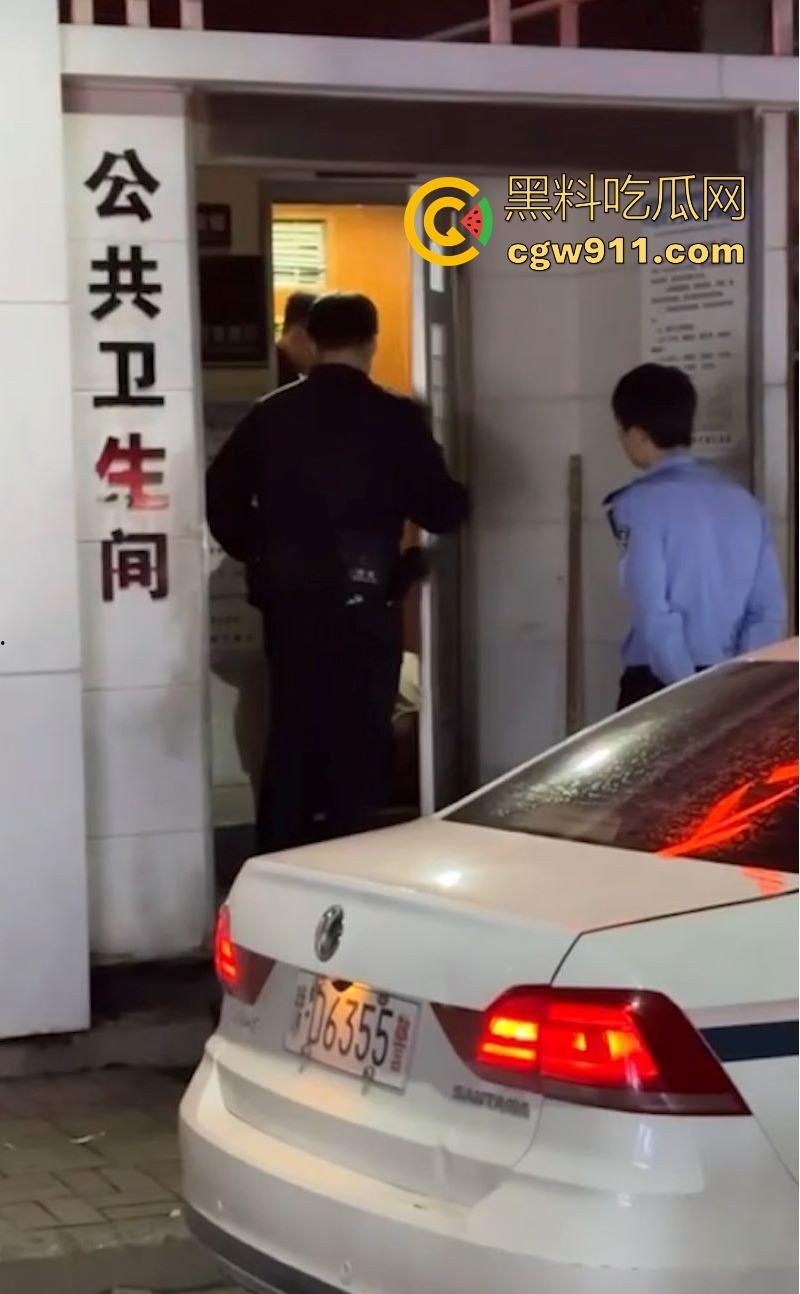 广州深夜公共厕所男女激战正酣，被警察敲门围堵，厕所抬出位非洲女人，过程中竟还有醉鬼寻衅挑事，果然是大城市！-8