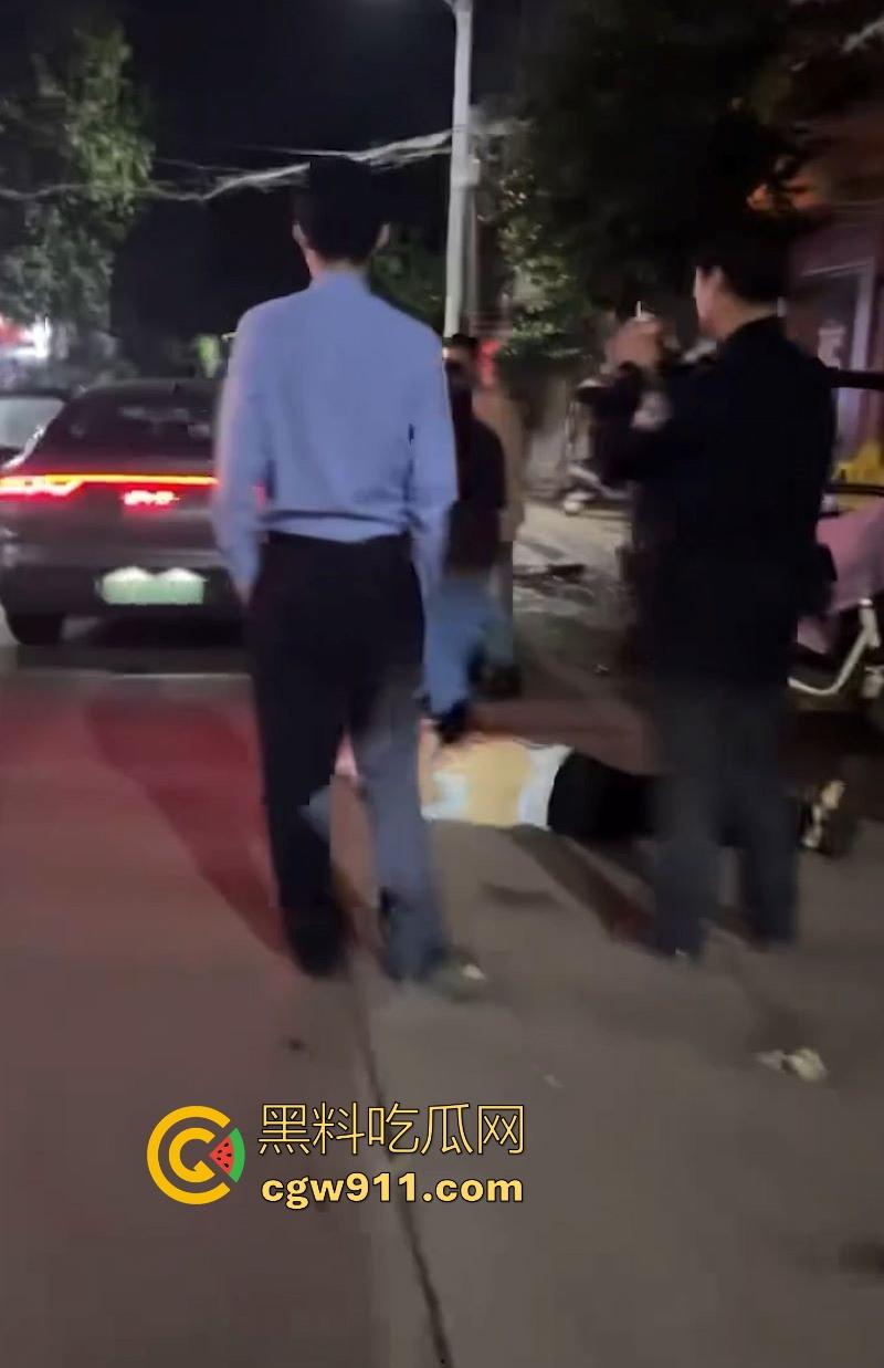 广州深夜公共厕所男女激战正酣，被警察敲门围堵，厕所抬出位非洲女人，过程中竟还有醉鬼寻衅挑事，果然是大城市！-9