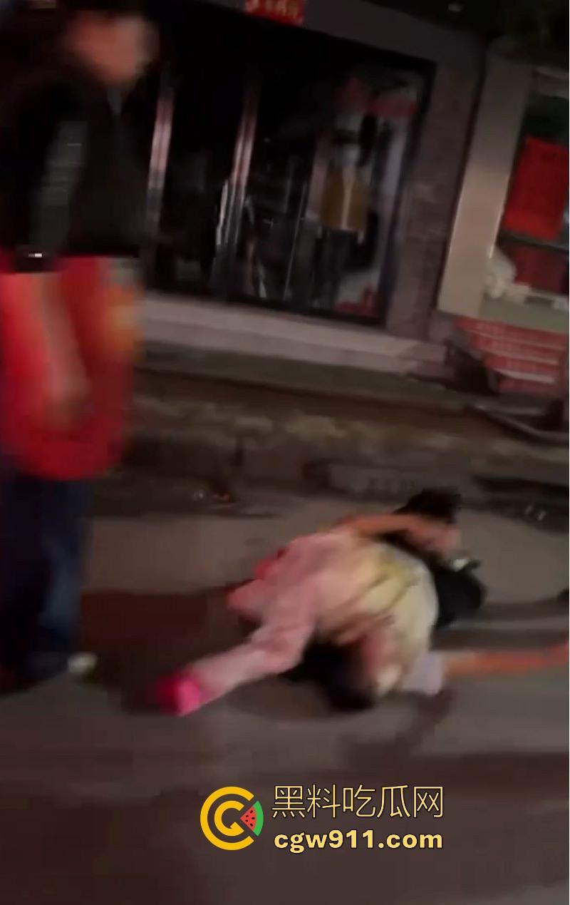 广州深夜公共厕所男女激战正酣，被警察敲门围堵，厕所抬出位非洲女人，过程中竟还有醉鬼寻衅挑事，果然是大城市！-10