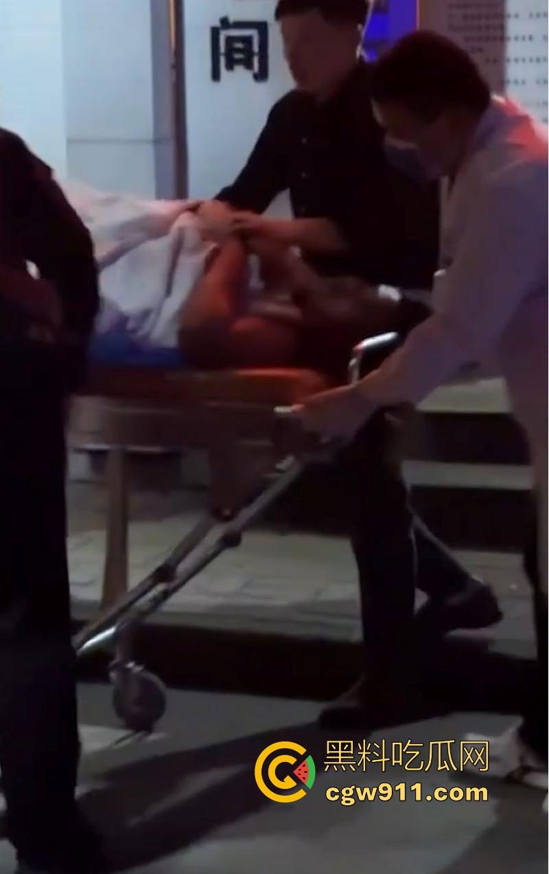 广州深夜公共厕所男女激战正酣，被警察敲门围堵，厕所抬出位非洲女人，过程中竟还有醉鬼寻衅挑事，果然是大城市！-11