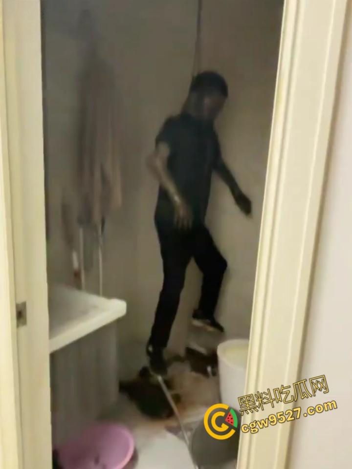 湛江西便街老哥 欠贷精神崩溃！出租屋狠心自杀上吊，尸体腐化变人油标本 ，债主没上门房东先吐了 !-5