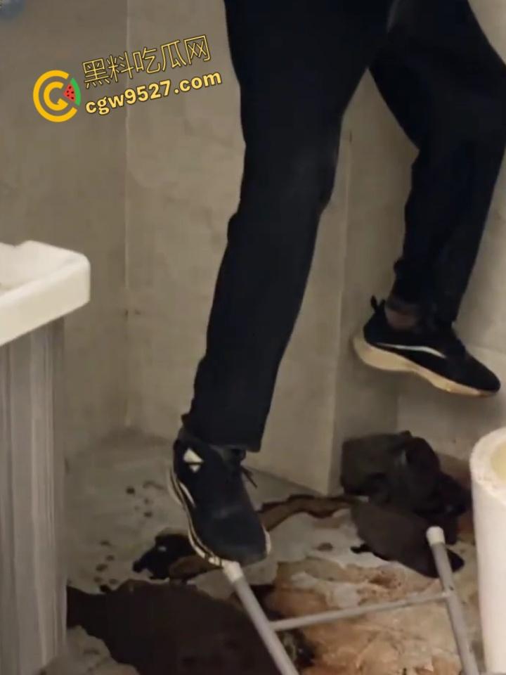 湛江西便街老哥 欠贷精神崩溃！出租屋狠心自杀上吊，尸体腐化变人油标本 ，债主没上门房东先吐了 !-7