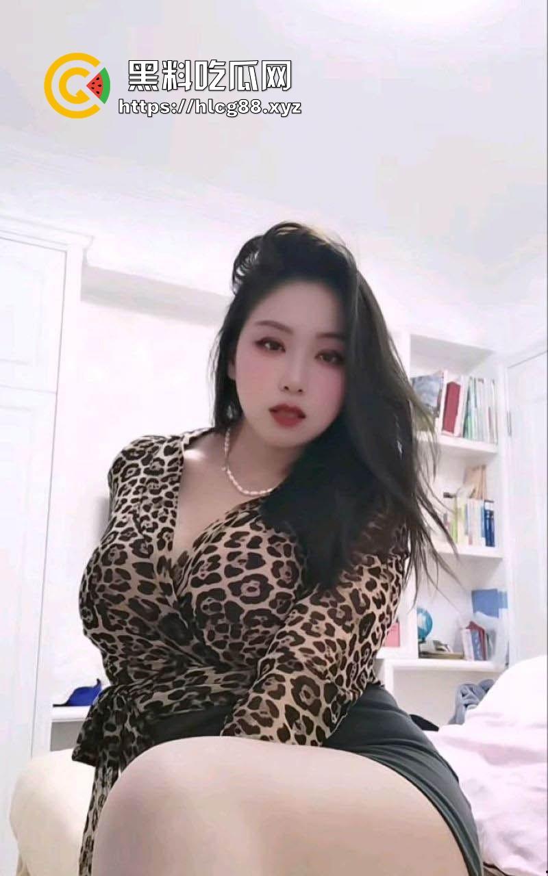 抖音网红少妇【肉肉老师】福利视频流出 体态风骚韵味十足 巨乳肥臀极具诱惑！-4