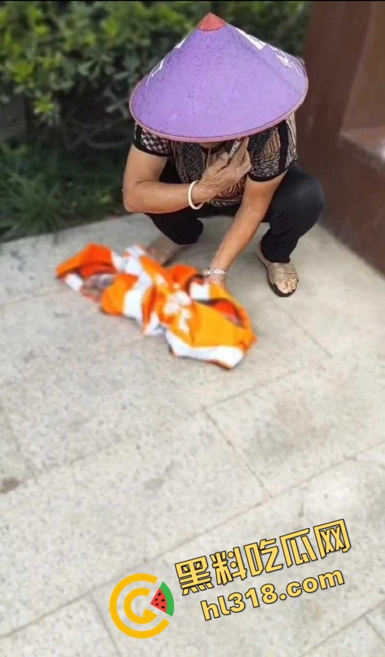黑料正能量，福建福清市宏路公园发现一名弃婴，连脐带都没剪断，不幸中的万幸，得好心大娘救助！-6