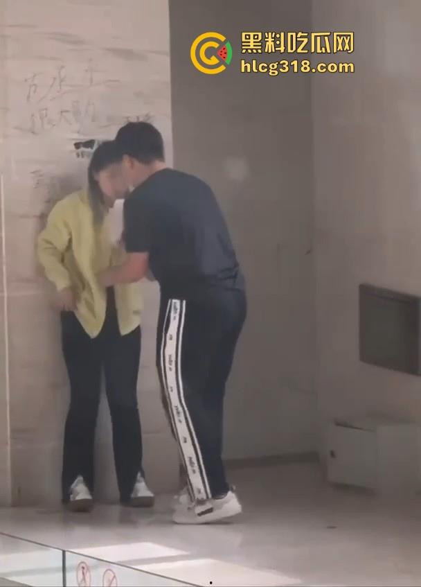 孩子这么大还没有断奶？淫荡小情侣商场角落在线吃奶，下跪头埋胸狂舔大奶，可能孩子真饿了！-3