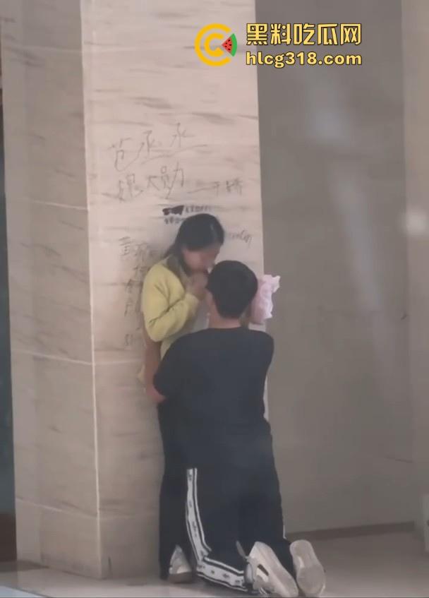 孩子这么大还没有断奶？淫荡小情侣商场角落在线吃奶，下跪头埋胸狂舔大奶，可能孩子真饿了！-5