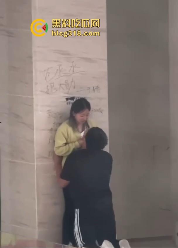 孩子这么大还没有断奶？淫荡小情侣商场角落在线吃奶，下跪头埋胸狂舔大奶，可能孩子真饿了！-6