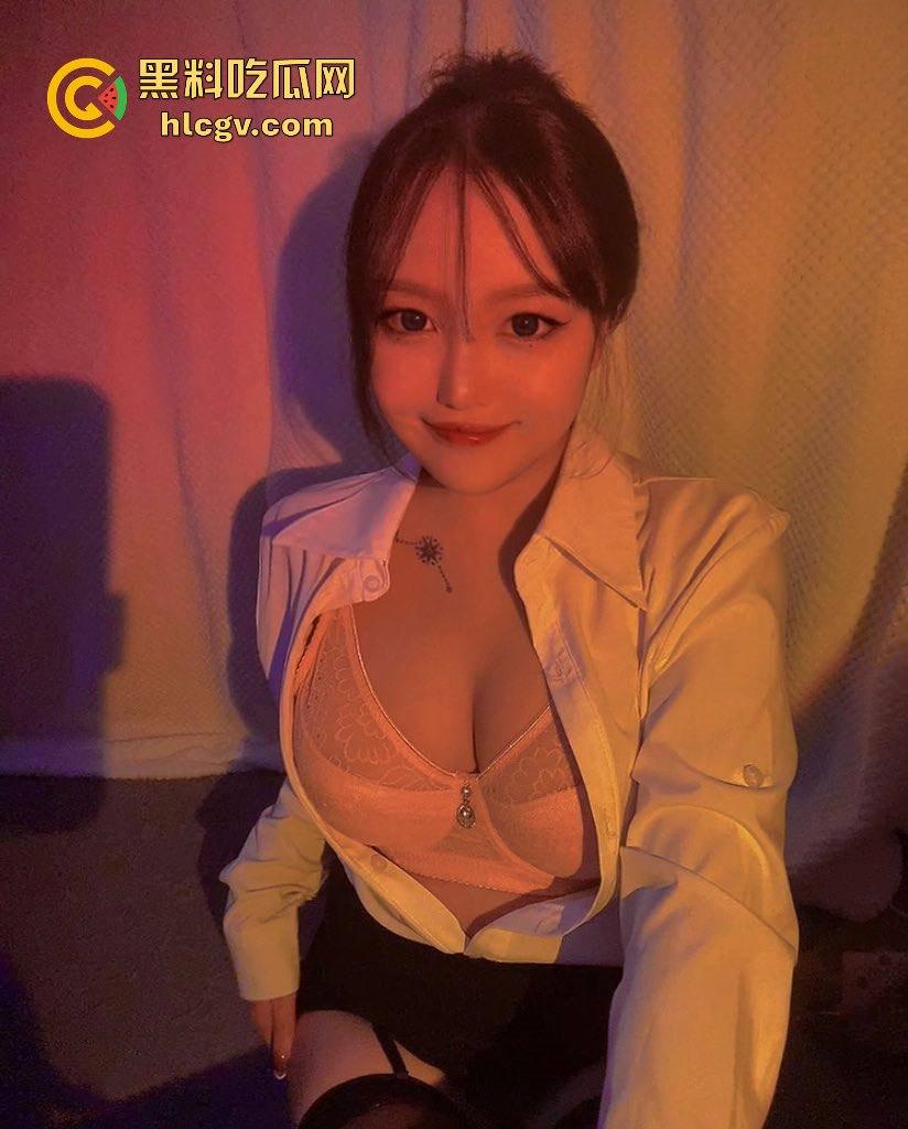 极品E乳小姐姐【宋春俞】私密视频流出！胸前两颗大雷手感炸裂，哥们的伙食是真好！-3