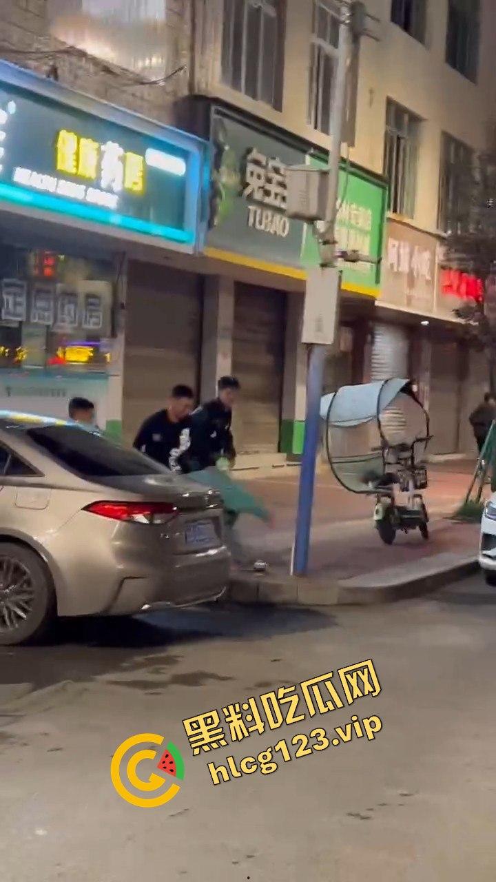 云南精神小伙社会人砍人现场，这真是现实版古惑仔！放个打歌舞他们能咋办？-1