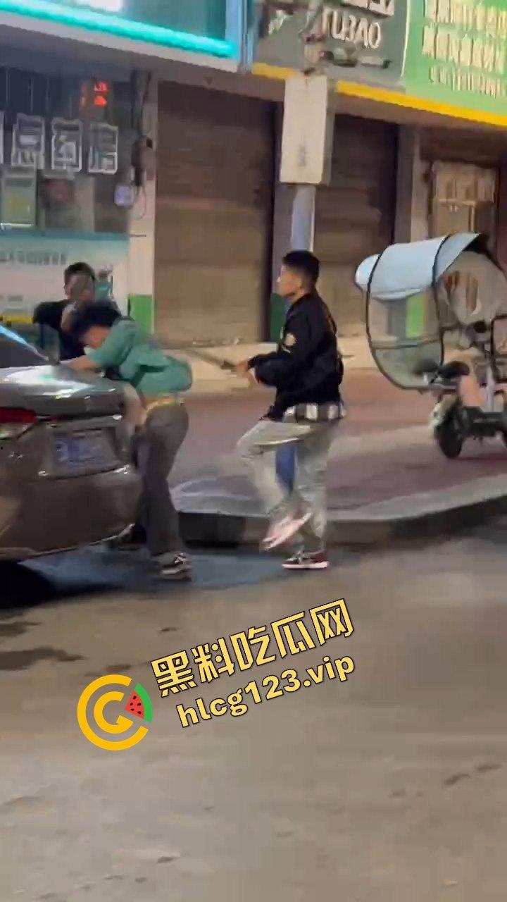 云南精神小伙社会人砍人现场，这真是现实版古惑仔！放个打歌舞他们能咋办？-11
