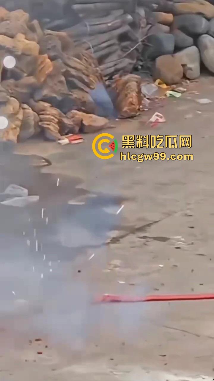 福建泉州村民豪横迎元宵，一村子的鞭炮堆一起炸 烟雾蘑菇云腾空而起 现场气势堪比小型核试验！-1