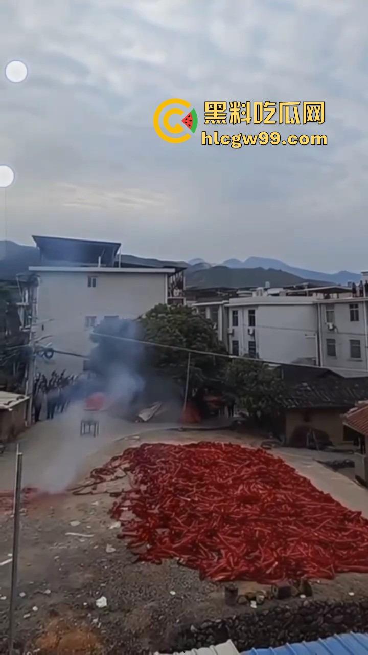 福建泉州村民豪横迎元宵，一村子的鞭炮堆一起炸 烟雾蘑菇云腾空而起 现场气势堪比小型核试验！-3