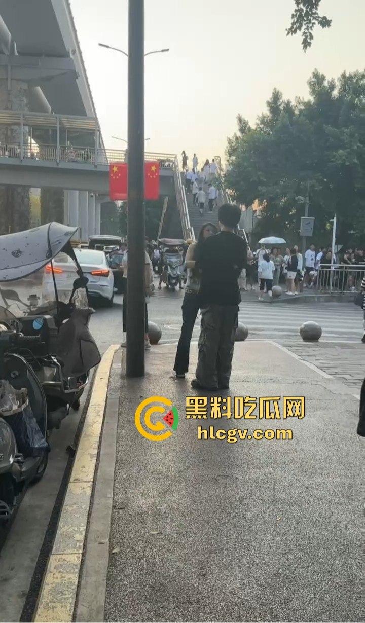 重庆渣男多次出轨被女友当街教训！肘击扇脸一顿狂揍，高跟鞋拔子差点上脸，最后道歉还发QQ空间！-11