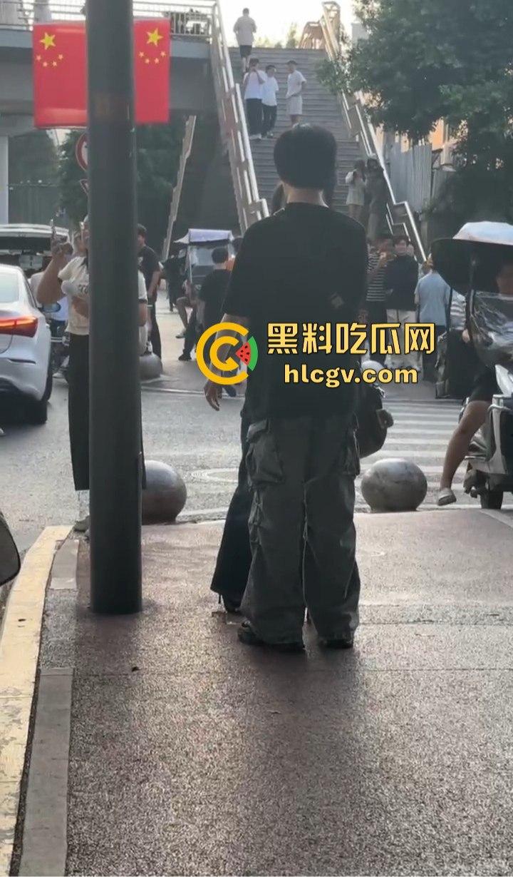 重庆渣男多次出轨被女友当街教训！肘击扇脸一顿狂揍，高跟鞋拔子差点上脸，最后道歉还发QQ空间！-14