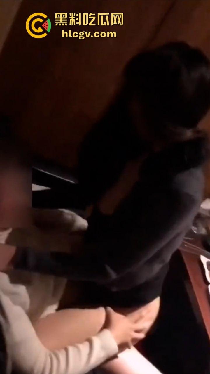 天津邮电学院醉酒情侣包间做爱被偷拍 口交抠穴上位骑乘 淫叫声隔壁都听到了-7