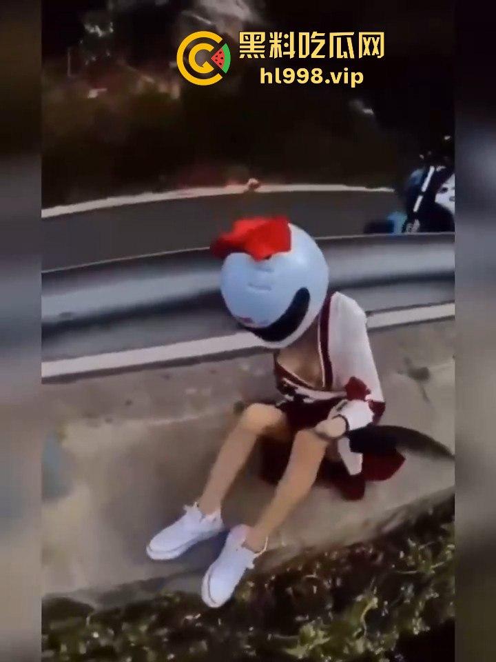 女骑手摔倒险坠山崖，居然还摆拍摸奶子！流量至上，简直让人无语！-4