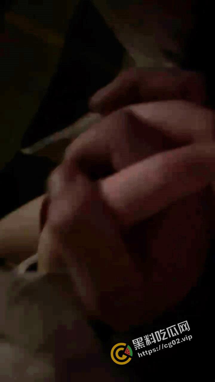 绿帽瓜  女子路遇帅哥非要跟回家 男友信息轰炸不回  最后帅哥拿女子手机回男友-1