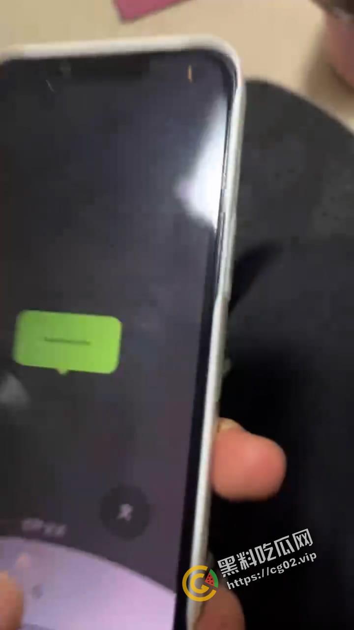 绿帽瓜  女子路遇帅哥非要跟回家 男友信息轰炸不回  最后帅哥拿女子手机回男友-4