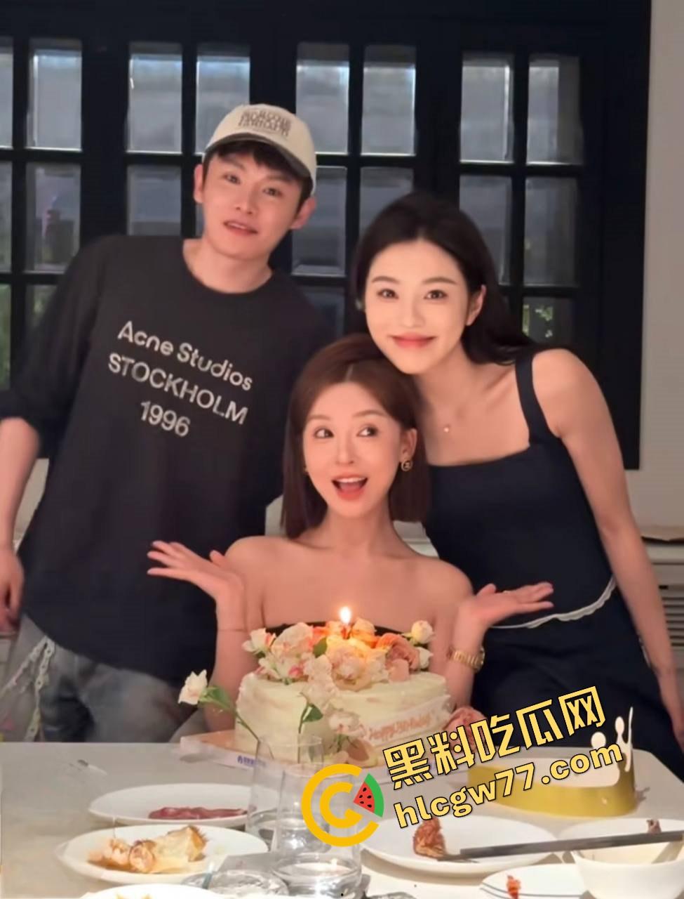 抖音百万网红【王火锅】翻车，白虎嫩逼掰开被金主狂操，黑丝巨乳白浆爆喷，操成喷水母狗全网疯传！-4