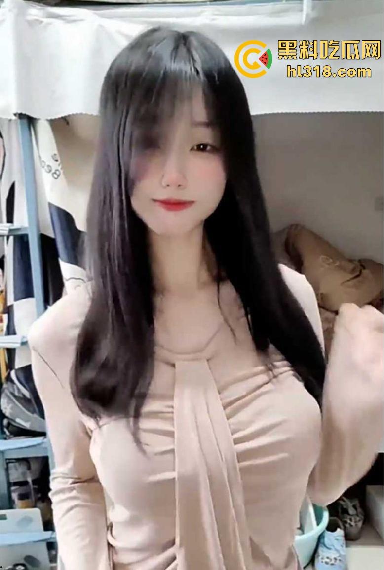 抖音巨乳网红【小宅源】定制福利视频流出，清纯甜妹下小穴却漆黑无比，看着清纯，实则骚逼一枚！-4