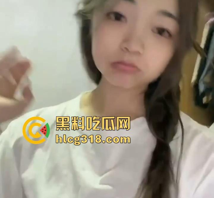 漳州卫生职业学院【陈欣雨】21岁极品身材学生妹 性瘾母狗居家自拍 勾引网友来约炮！-1