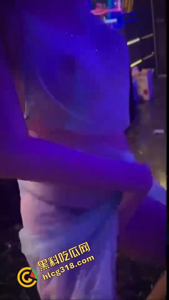酒吧玩腻了，KTV深夜全是淫patient乱蹦迪，后半场屁股扎堆开唱，老板都睁一只眼闭一只眼！-7
