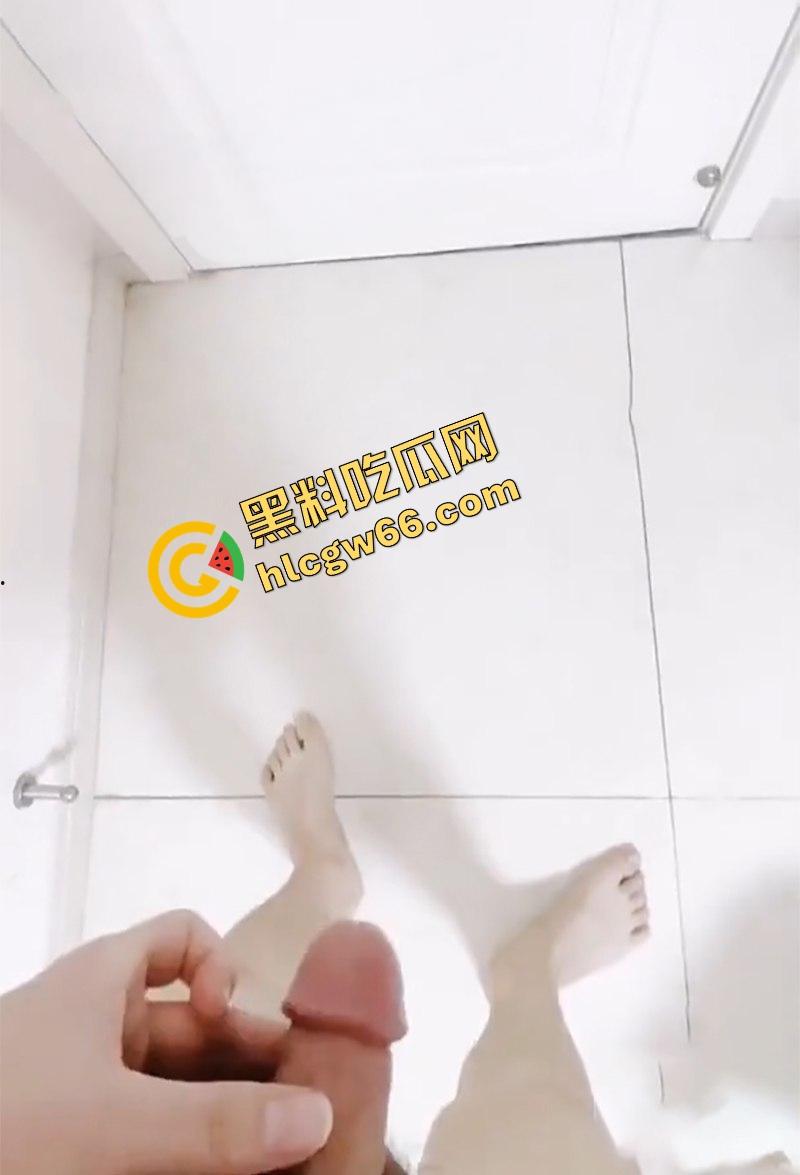 海角最真实刺激的偷情！美女邻居辅导儿子写作业时被大神偷偷后入 高潮内射压抑淫叫 险些被发现！-13