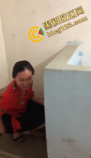 中国好闺蜜的秘密！偷拍厕所风波，私密视频引网友热议！-7