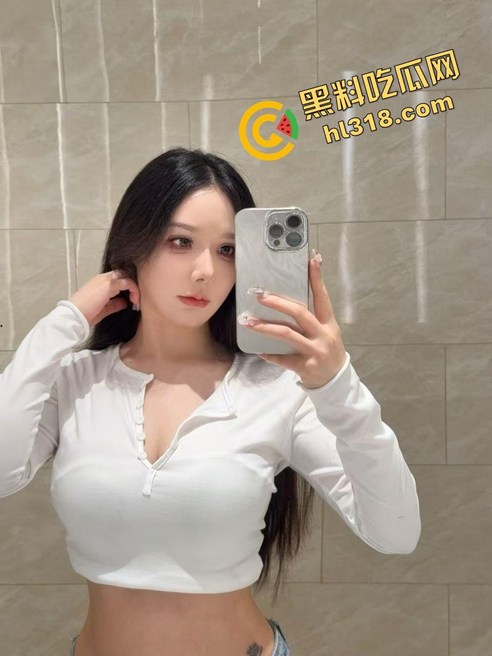 亲妹穿着情趣内衣在厨房切菜，我当场顶到湿透，忍不住无套干进去了，干到她腿软扶不住台面！-1