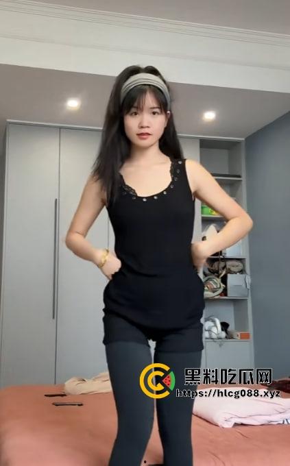 抖音200万粉网红【郭咩咩】直播割腕血喷三丈，菜刀剁手腕吓傻舔狗，甜妹秒变疯批杀人魔！-4