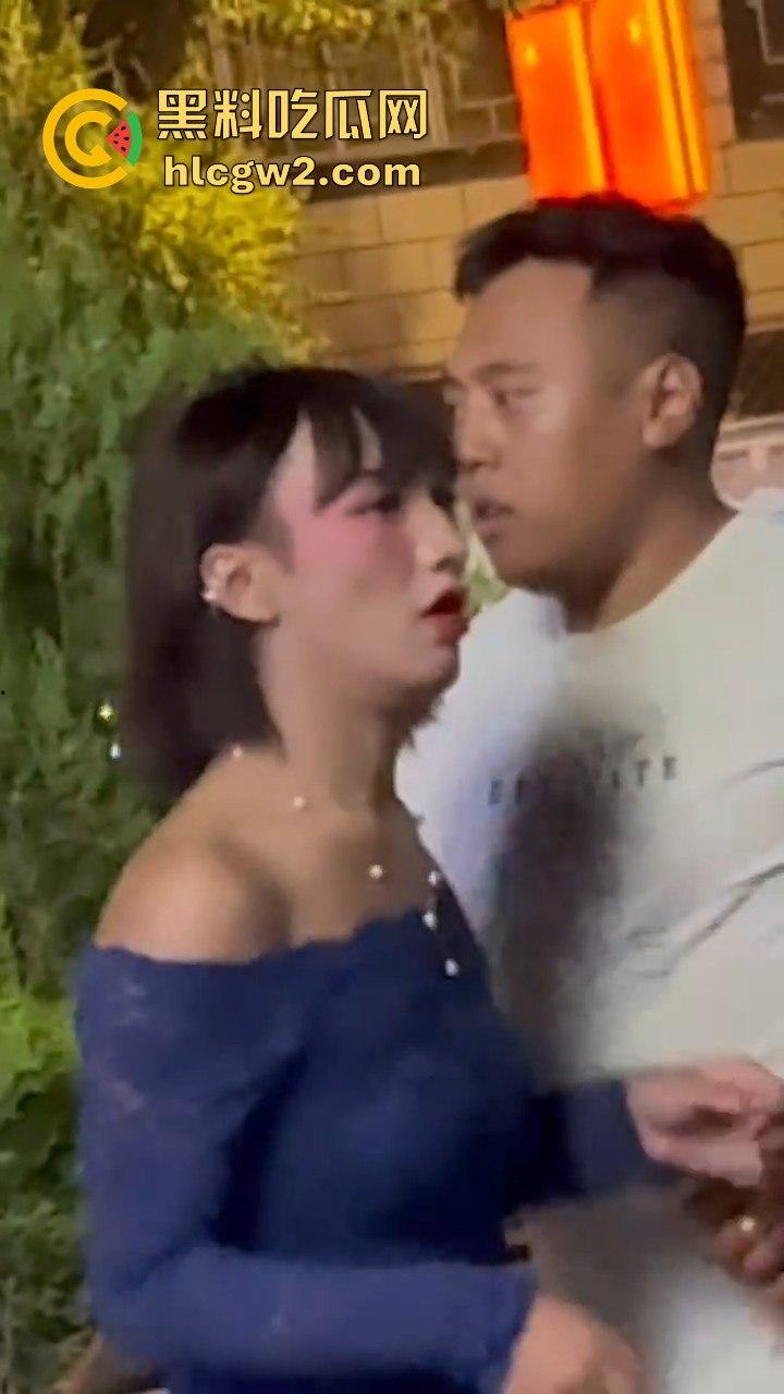 精神小妹怒怼TS小姐姐 黑丝猛女爆发干架场面失控！保安连拉都拉不住，绝对劲爆现场！-12