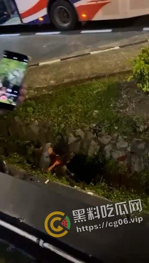 马来西亚第一狠人！割喉完把自己肚子刨开拿肠子出来看 现场血腥画面流出 慎入-1
