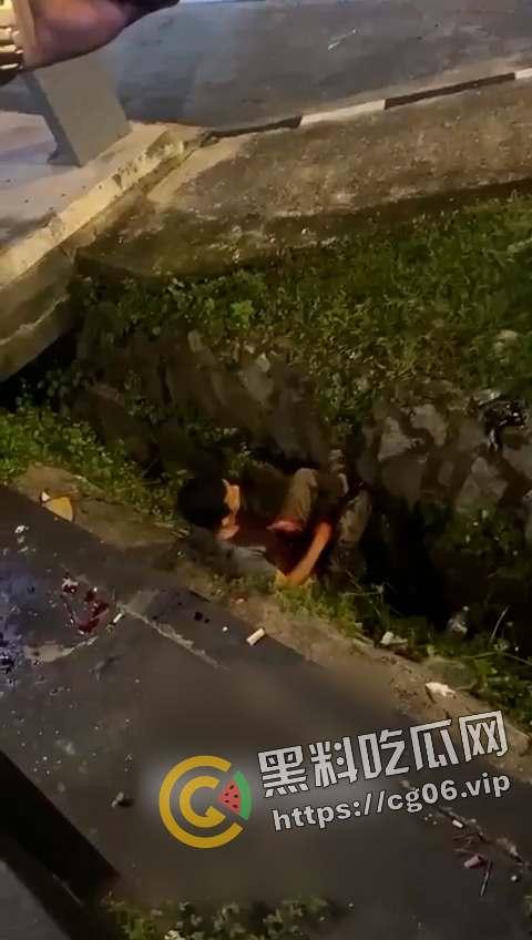 马来西亚第一狠人！割喉完把自己肚子刨开拿肠子出来看 现场血腥画面流出 慎入-2