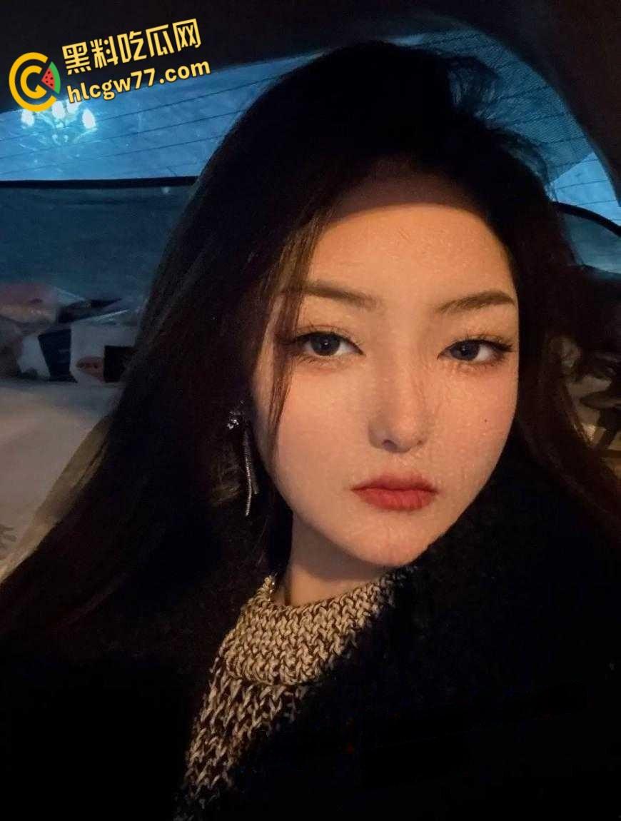 西安高冷模特 何雨薇 邀约摄影师线下私拍 没曾想摄影师耐不住诱惑两人开始激战！-2