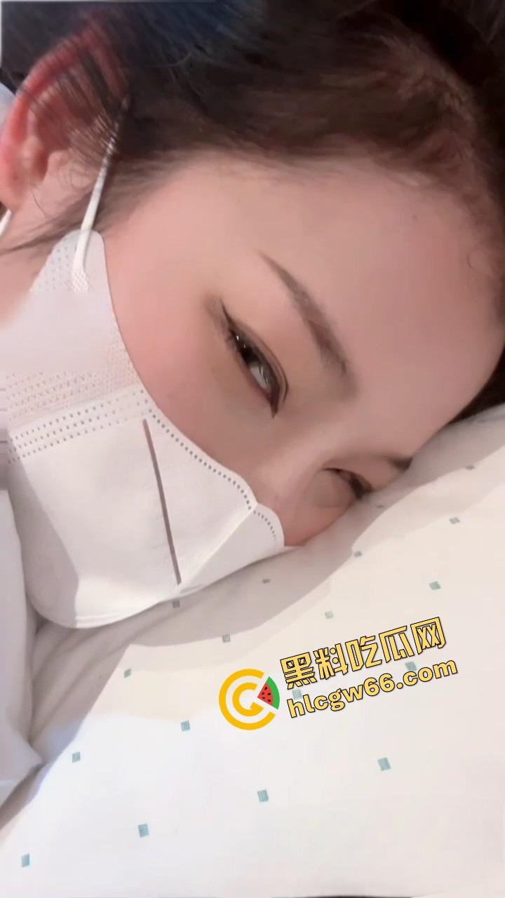 反差婊【小懒猫】嫩逼怼电动假屌墙上猛插喷水如枪，浪叫骚摆撩硬三小时，外卖哥撞见活春宫门不关！-7