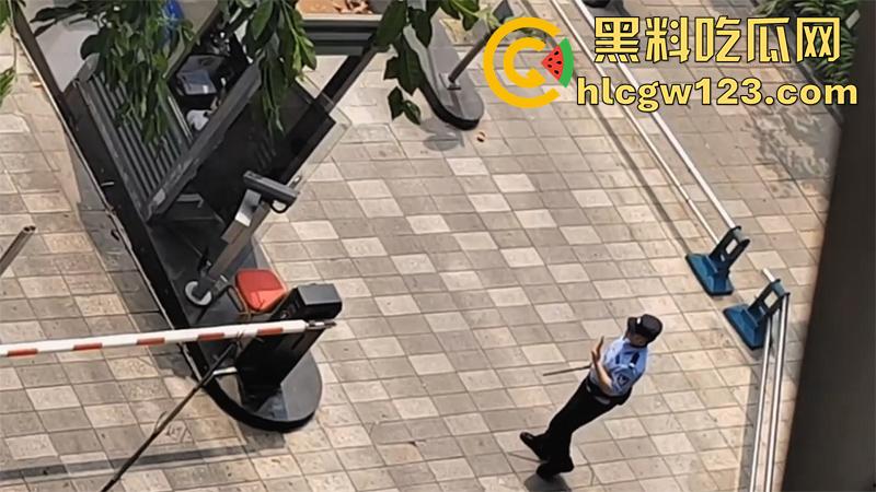 四川乐山持刀暴徒，男子报复社会当街行凶，砍保安还袭警，被民警开枪制服，嫌疑人已被送医！-3