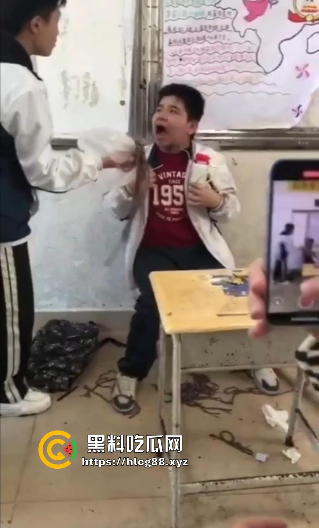 吴川三中一群人渣围殴弱智学生塞嘴逼打飞机，学校还他妈忙着捂嘴护畜生！-5