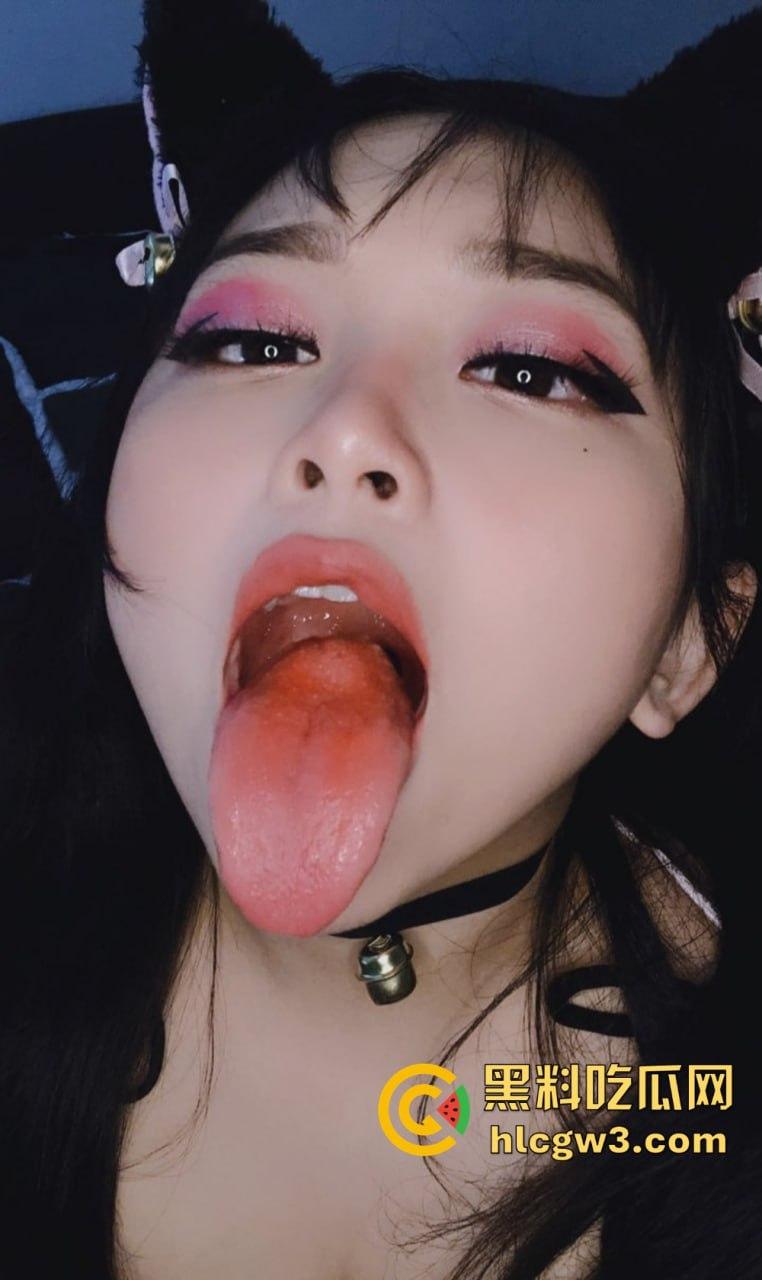 【ambiyah】露脸福利姬最新资源疯传！反差母狗扮丑表演，道具自慰深喉无套玩到失控！-23