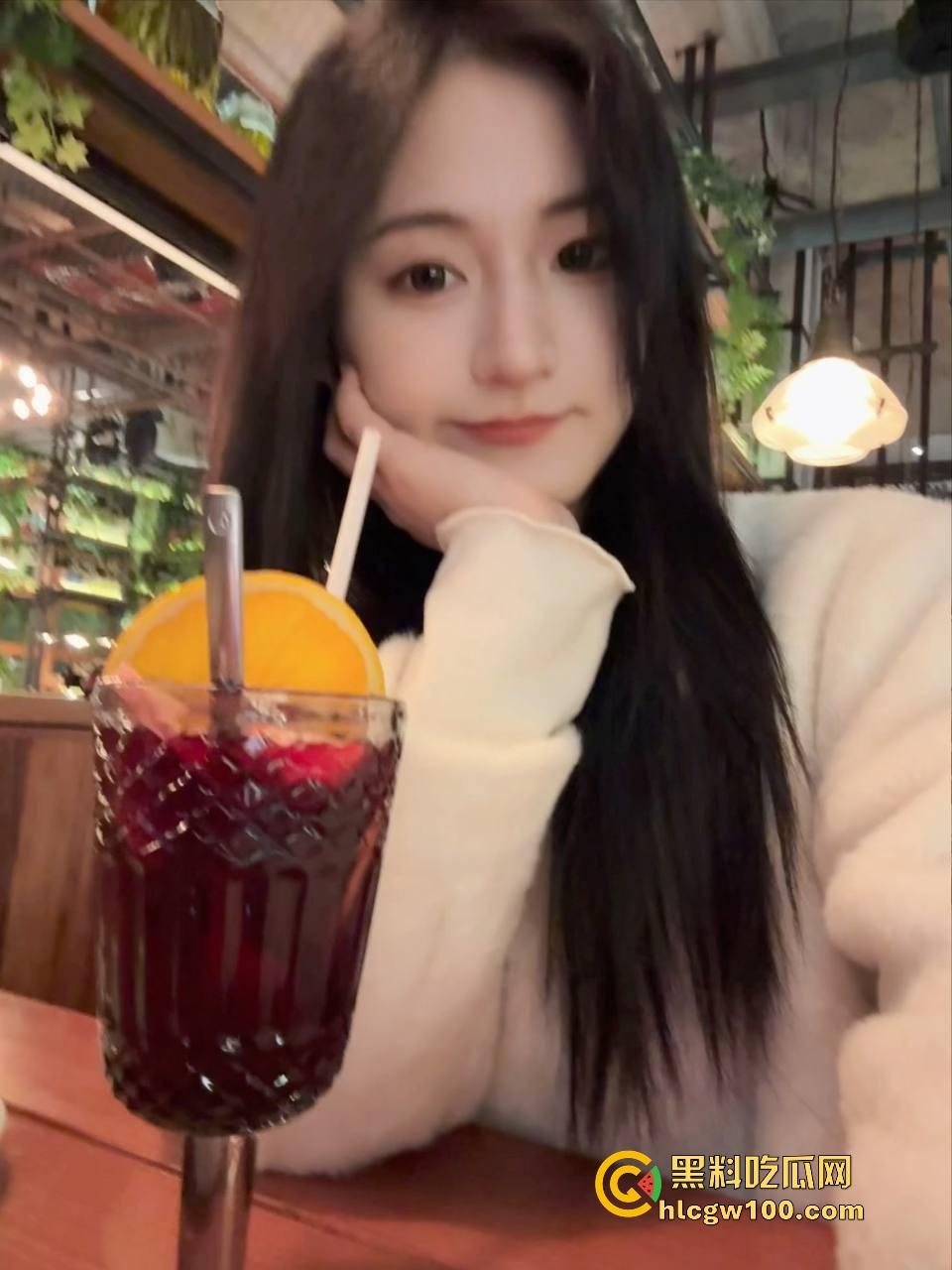 成都骚妹口水流成瀑布，嘴巴湿润得像打了润滑剂，光是想象肉棒进去的画面，肉棒进去怕是1秒缴械直接被秒杀！-1