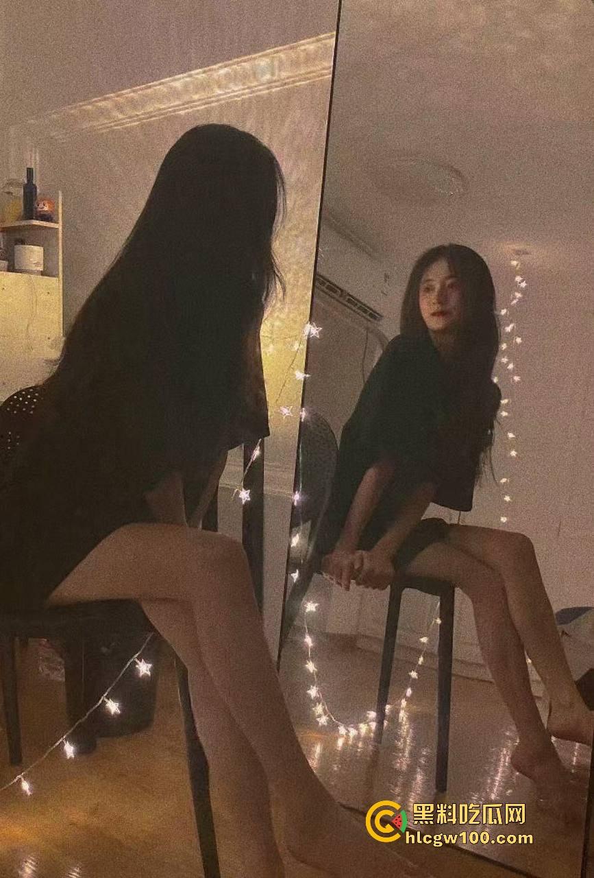 成都骚妹口水流成瀑布，嘴巴湿润得像打了润滑剂，光是想象肉棒进去的画面，肉棒进去怕是1秒缴械直接被秒杀！-3