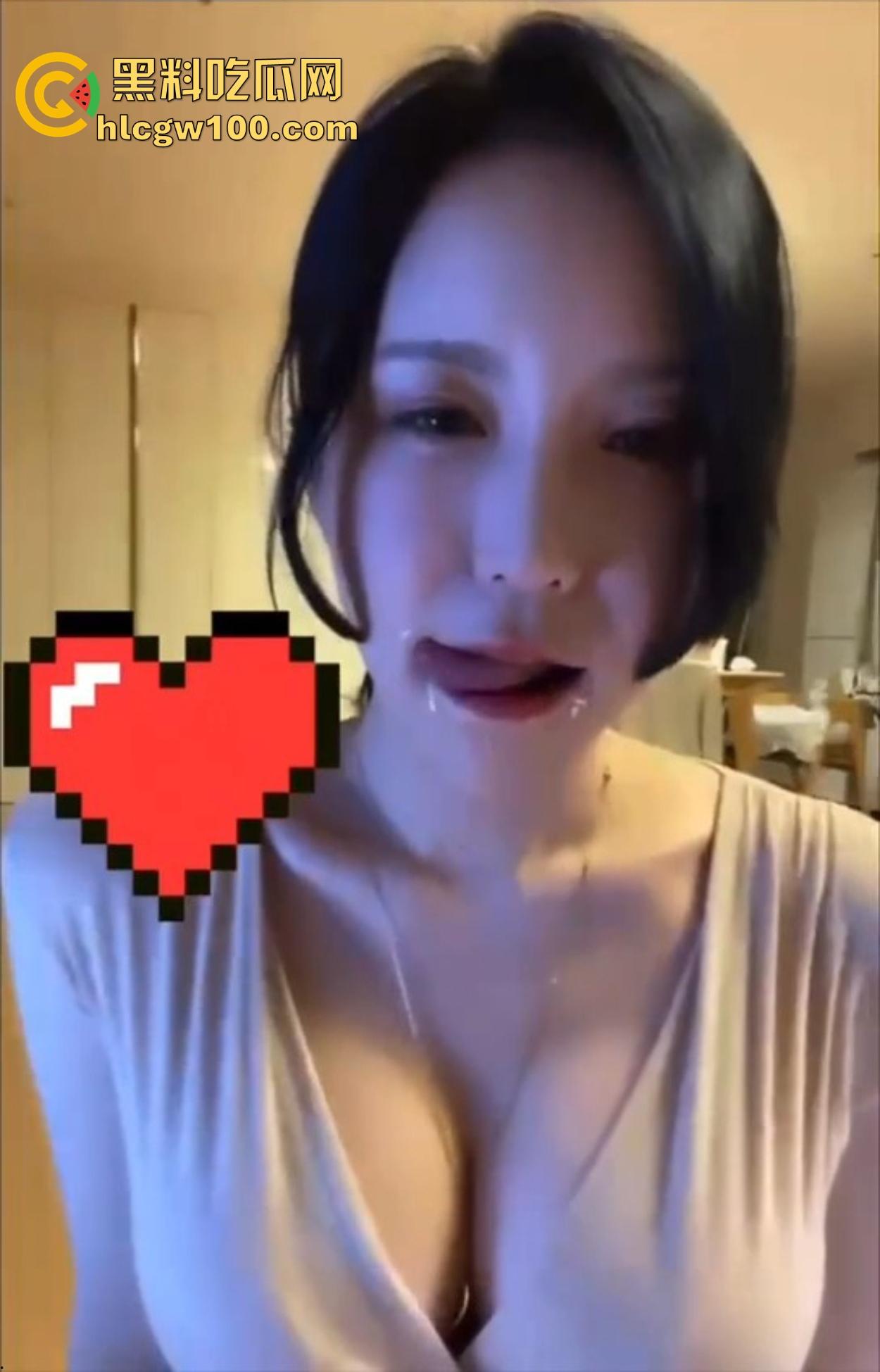 成都骚妹口水流成瀑布，嘴巴湿润得像打了润滑剂，光是想象肉棒进去的画面，肉棒进去怕是1秒缴械直接被秒杀！-6