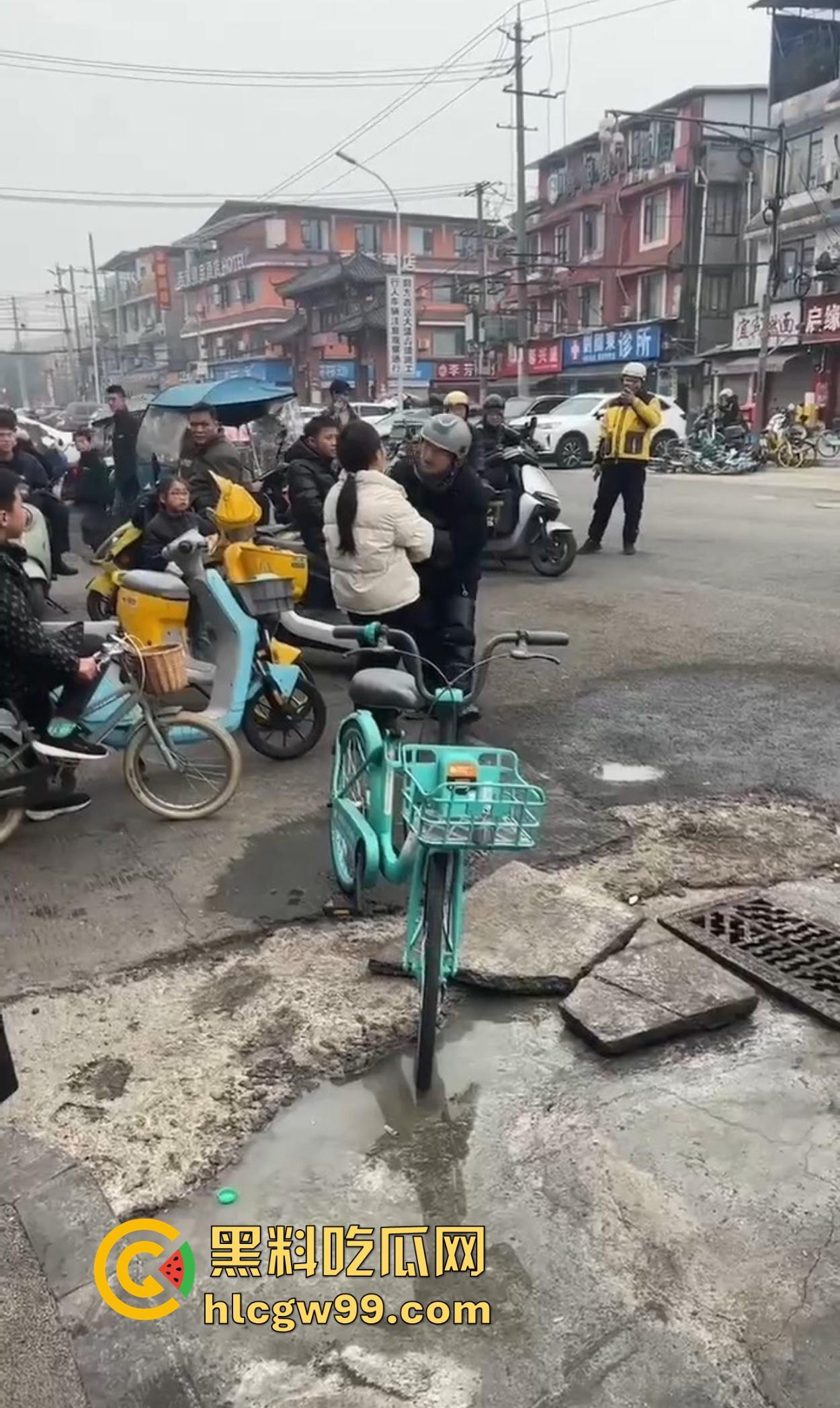 成都犀浦镇上演追债奇葩戏码 欠钱女子扬言有钱也不还 被堵街头债主开骂成rap歌手！-2