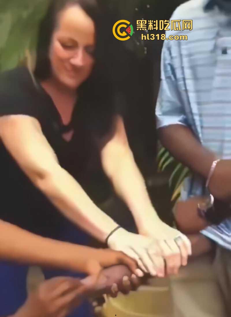 WTF？不是哥们不仔细看我真以为他的第三条腿呢！黑人天赋这么猛，感觉有50厘米啊，媚黑婊的最爱啊！-6