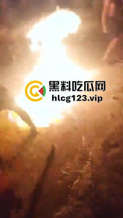 巴西强奸犯当场被烧成灰！群众直接打半死后淋汽油点火，原地火化省事儿，咖喱哥们该效仿了！-2