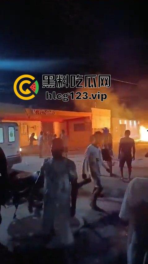 巴西强奸犯当场被烧成灰！群众直接打半死后淋汽油点火，原地火化省事儿，咖喱哥们该效仿了！-5