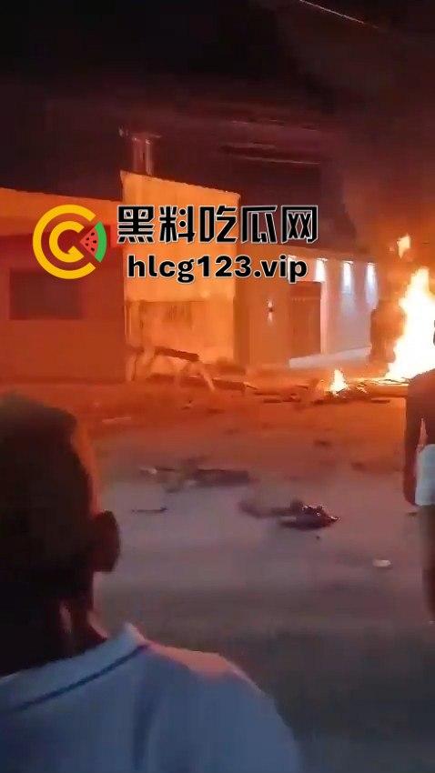 巴西强奸犯当场被烧成灰！群众直接打半死后淋汽油点火，原地火化省事儿，咖喱哥们该效仿了！-6