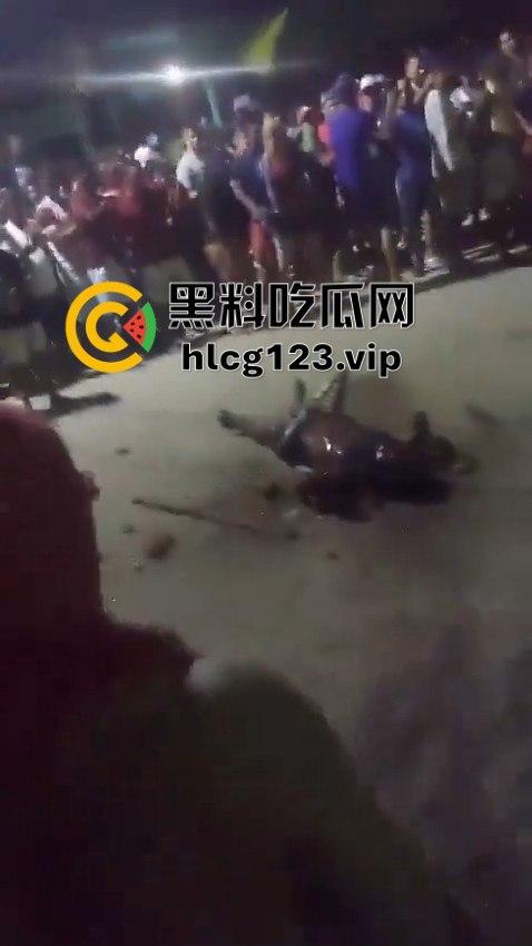 巴西强奸犯当场被烧成灰！群众直接打半死后淋汽油点火，原地火化省事儿，咖喱哥们该效仿了！-9