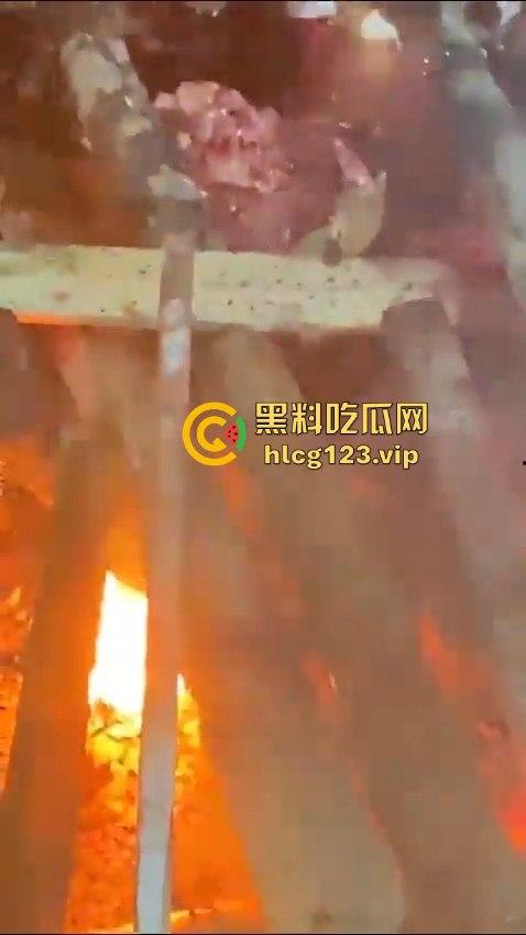 巴西强奸犯当场被烧成灰！群众直接打半死后淋汽油点火，原地火化省事儿，咖喱哥们该效仿了！-11